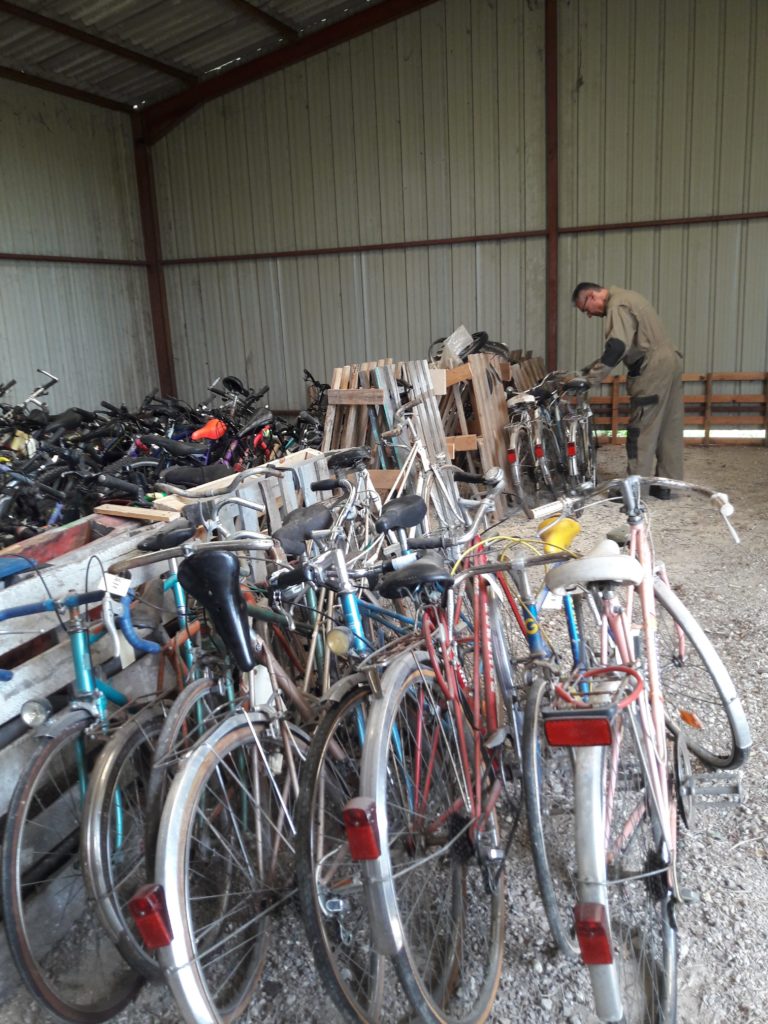 Les vélos donnés par les Tourangeaux dans leur nouveau lieu de stockage.