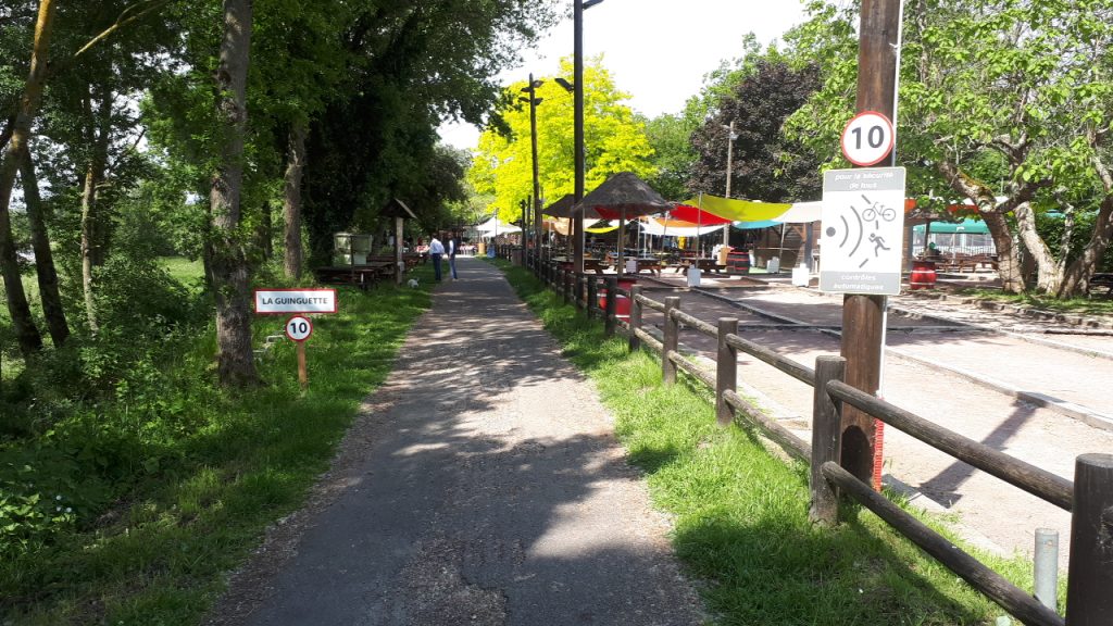 Une signalisation symbolique mais néanmoins intéressante sur la voie verte des bords de Loire à l'entrée de la Guinguette de Rochecorbon : demander aux cyclistes de rouler lentement à cet endroit en respectant les piétons est une nécessité @CC37 - photo Benoît Bourdache