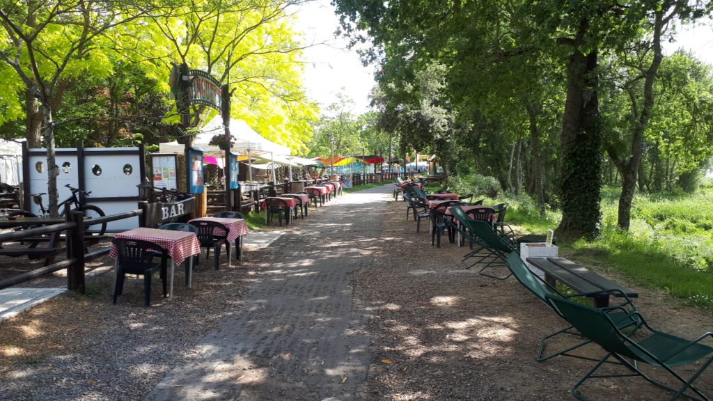 Des tables et chaises de part et d'autre de la voie verte des bords de Loire au niveau de la Guinguette de Rochecorbon : une occupation abusive ? @CC37 - photo Benoît Bourdache