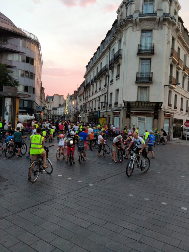 Le cortège de la balade des Lucioles s'engage dans la rue de Bordeaux à Tours, samedi 6 juillet 2019. @CC37 - photo Rémy Cote