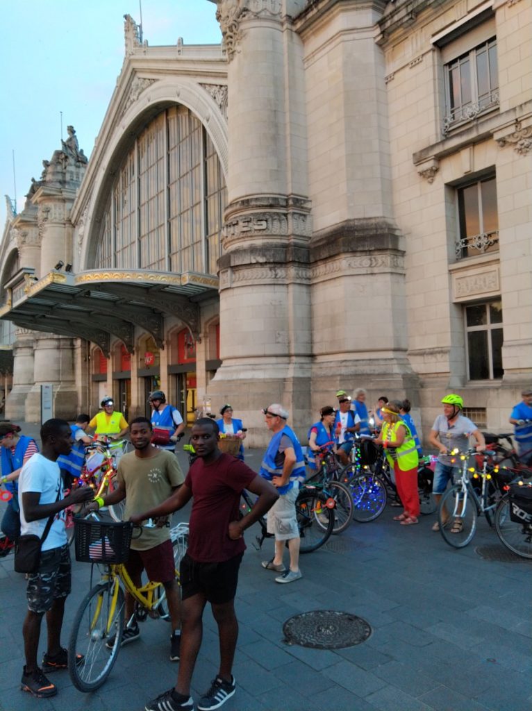 Le cortège de la balade des Lucioles devant la gare de Tours, samedi 6 juillet 2019. @CC37 - photo Rémy Cote