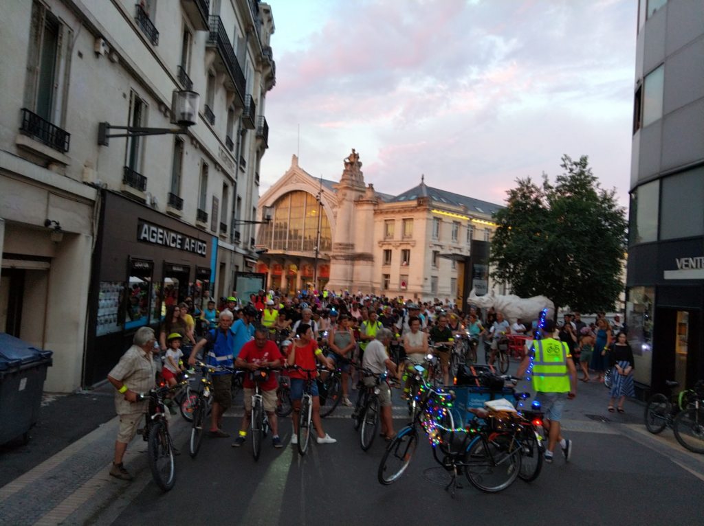 Le cortège de la balade des Lucioles rue de Bordeaux à Tours, samedi 6 juillet 2019. @CC37 - photo Rémy Cote