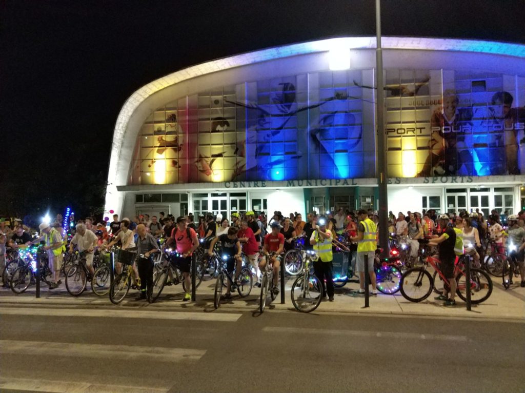 Le cortège de la balade des Lucioles devant le Palais des Sports de Tours, samedi 6 juillet 2019. @CC37 - photo Rémy Cote