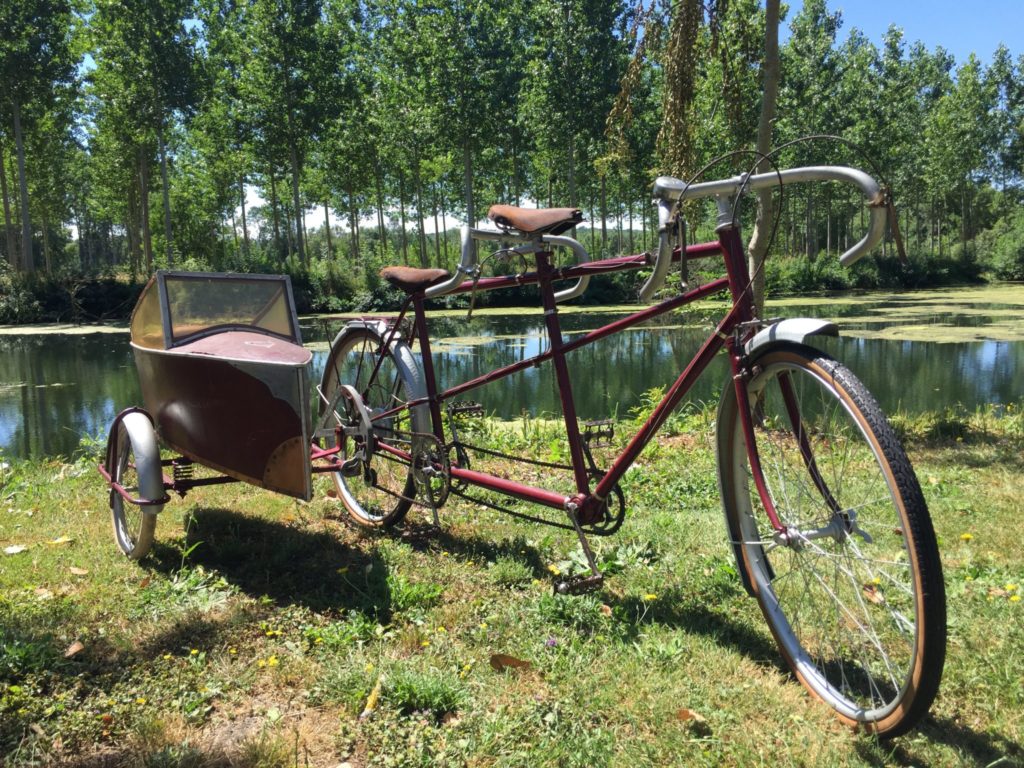 Vélo tandem Side-Car Baby Précision très rare photographié sur les bords de l'Indre. @Musée Maurice Dufresne, 2019.