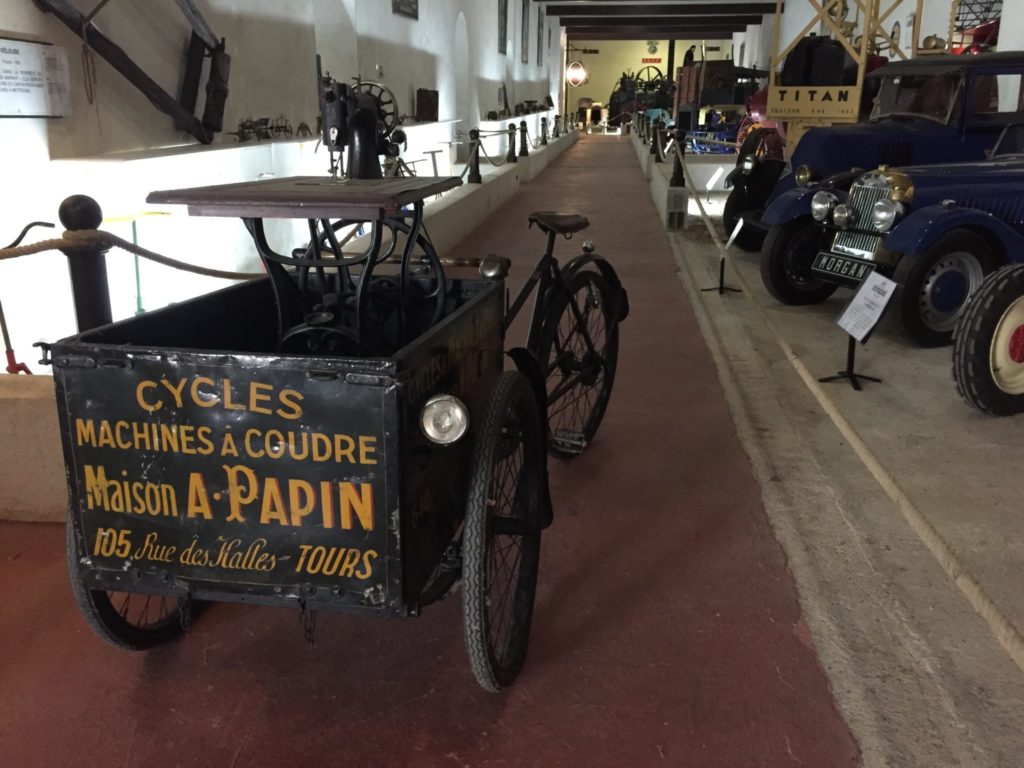 Triporteur de la Maison A. Papin, à Tours, servant à transporter des machines à coudre. @Musée Maurice Dufresne, 2019.