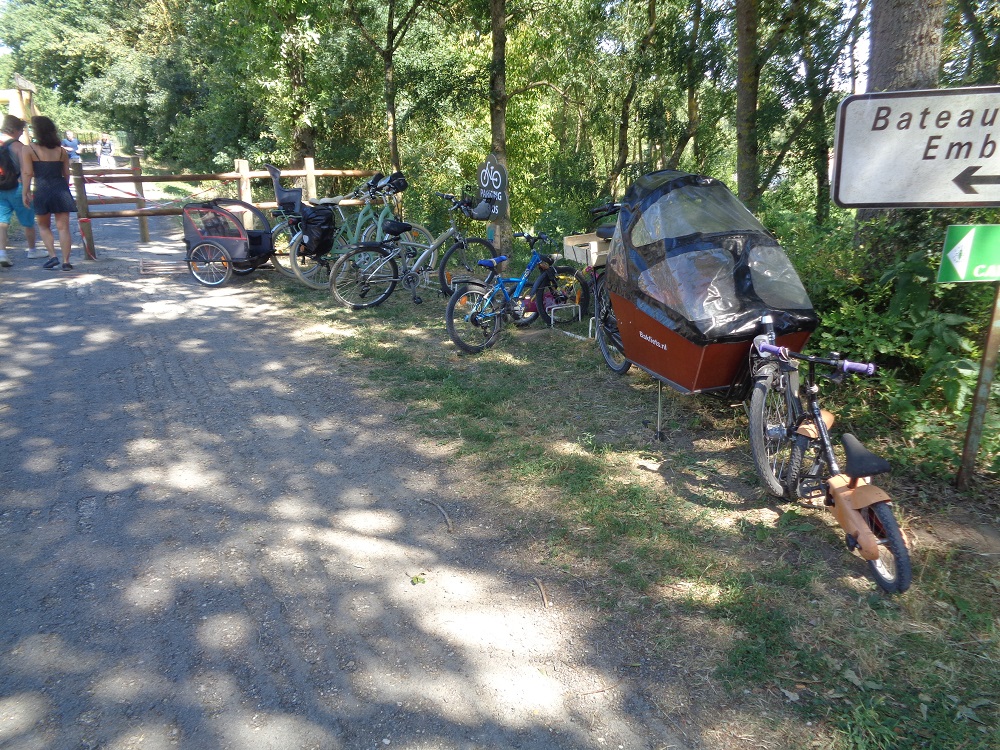 Vue des deux barrières successives formant une chicane ainsi que d'un vélo cargo à la ginguette de Rochecorbon le 9 juillet 2019 @CC37 - Photo Benoît Bourdache