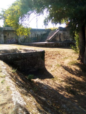 Vestiges de l'écluse nord du canal de Berry à Tours, sur les bords de Loire. @CC37