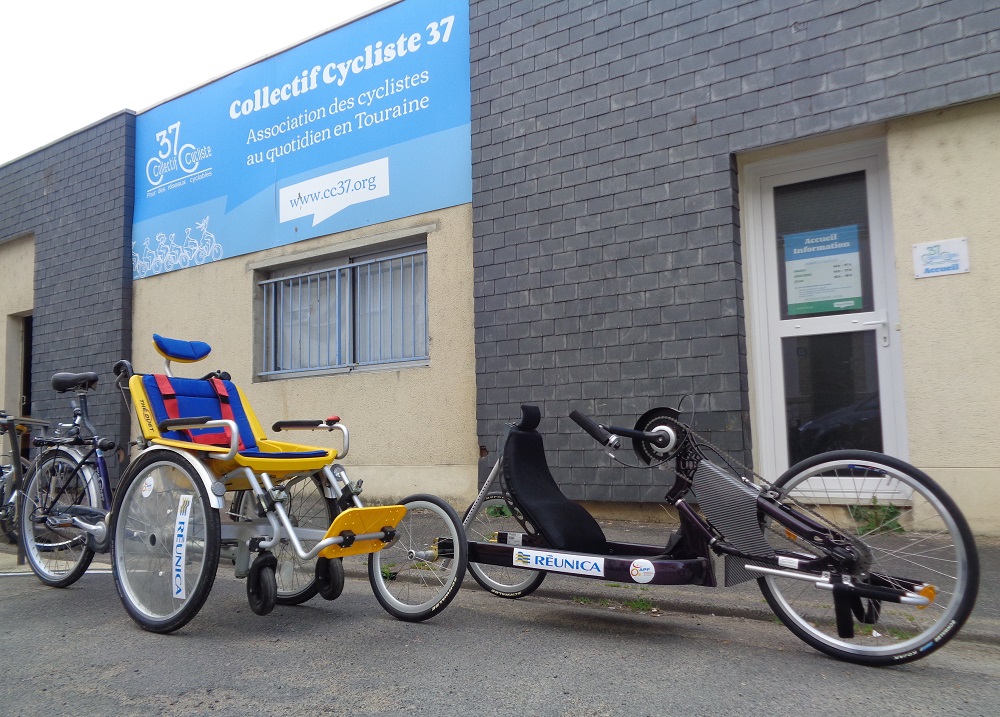 Vélo pousse et handbike du Collectif Cycliste 37 devant notre local à Tours. @CC37