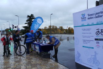 Animations "Cyclistes brillez !", place Anatole France à Tours, novembre 2018. @CC37.