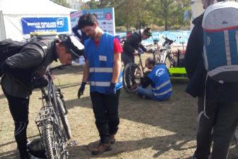 Vélotour 2019, dimanche 6 octobre à Tours : les premiers regards pour essayer d'identifier la panne... @CC37