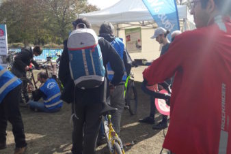 Vélotour 2019, dimanche 6 octobre à Tours : ça se bouscule sur le stand "petites réparations" tenu par le Collectif Cycliste 37 @CC37