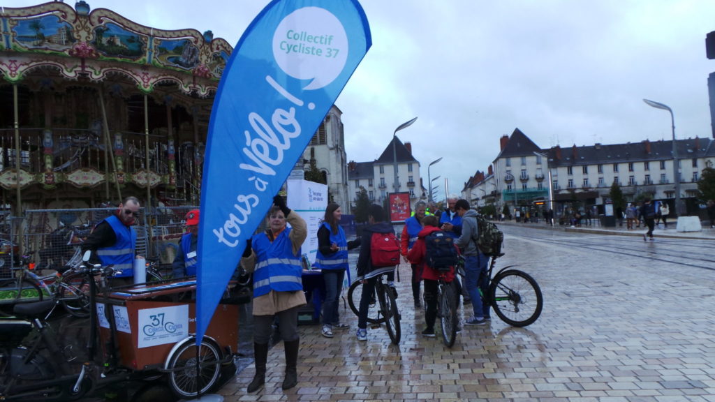 Animations "Cyclistes brillez !", place Anatole France à Tours, novembre 2018. @CC37.