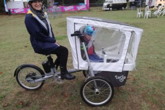 Vélotour 2019, dimanche 6 octobre à Tours : on voit tous types de vélos sur le stand "petites réparations" tenu par le Collectif Cycliste 37 @CC37