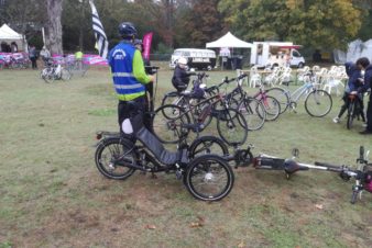 Vélotour 2019, dimanche 6 octobre à Tours : on voit tous types de vélos sur le stand "petites réparations" tenu par le Collectif Cycliste 37 @CC37