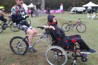 Vélotour 2019, dimanche 6 octobre à Tours : on voit tous types de vélos sur le stand "petites réparations" tenu par le Collectif Cycliste 37 @CC37