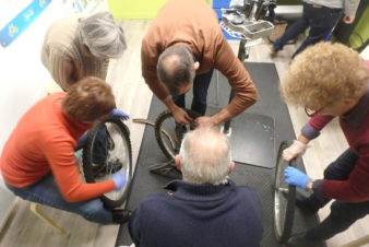 Animation mécanique vélo "Savoir réparer une crevaison"à l'Accueil Vélo et Rando, Tours. @CC37