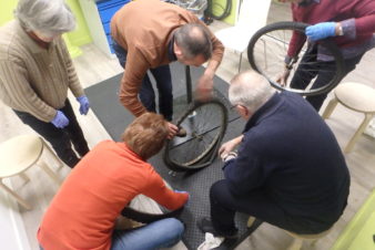 Animation mécanique vélo "Savoir réparer une crevaison"à l'Accueil Vélo et Rando, Tours. @CC37