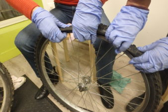 Animation mécanique vélo "Savoir réparer une crevaison"à l'Accueil Vélo et Rando, Tours. @CC37
