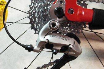 Photo d'un dérailleur arrière Shimano Deore XT. @C. Corleis