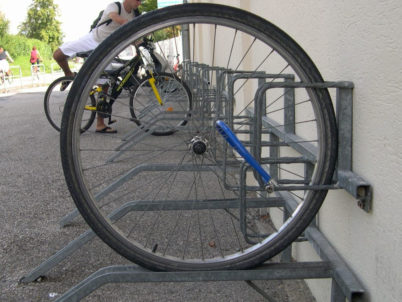 Pourquoi il faut proscrire les supports de type pince-roues ou râteliers -  Collectif Cycliste 37