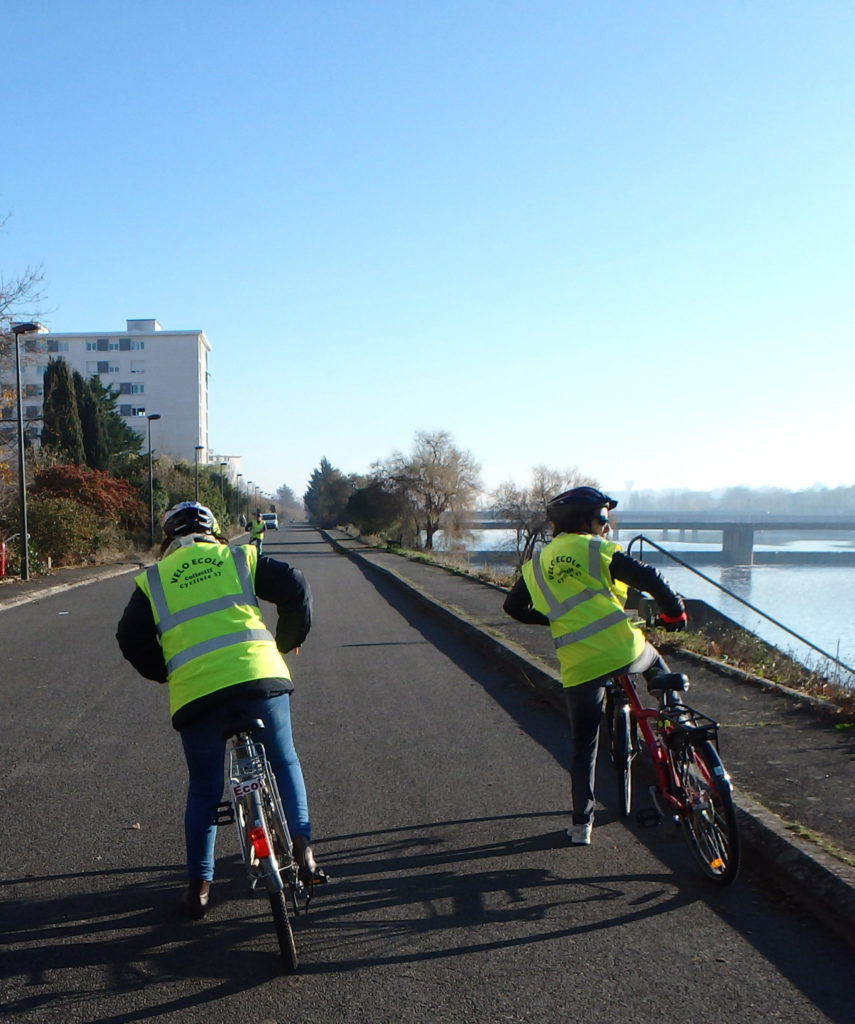 Cours de vélo-école pour adultes sur les bords du Cher, promenade de Florence à Tours. @CC37