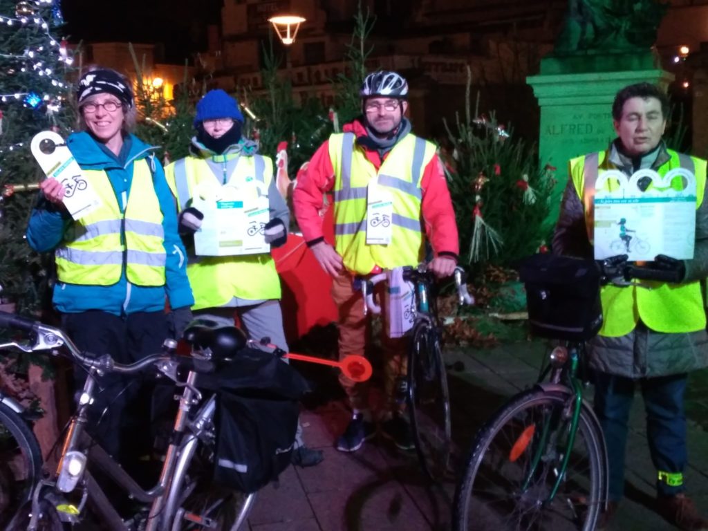 Opération « Cyclistes, brillez ! » à Loches le vendredi 6 décembre 2019. @CC37 - antenne lochoise