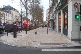 Avenue de Grammont, à Tours : vue du trottoir (à droite) et du nouvel aménagement cyclable (à gauche). @CC37