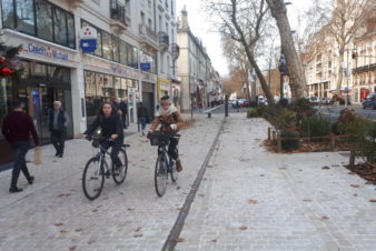 Avenue de Grammont, à Tours : vue du trottoir (à gauche) et du nouvel aménagement cyclable (à droite). Déjà des conflits d'usage... @CC37