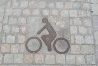 Avenue de Grammont, à Tours : pictogramme vélo au sol. @CC37
