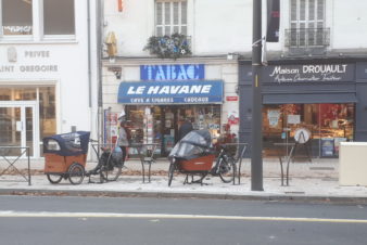 Avenue de Grammont, à Tours : deux vélo-cargos accrochés aux nouveaux arceaux à vélo. @CC37