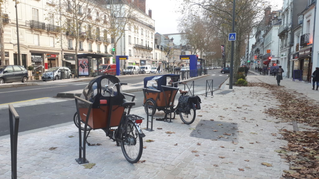 Avenue de Grammont, à Tours : deux vélo-cargos accrochés aux nouveaux arceaux à vélo. @CC37