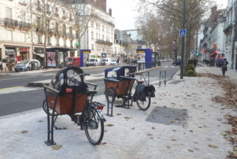 Avenue de Grammont, à Tours : deux vélo-cargos accrochés aux nouveaux arceaux à vélo. @CC37