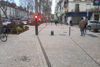 Avenue de Grammont, à Tours : vue du trottoir (à droite) et du nouvel aménagement cyclable (à gauche). @CC37