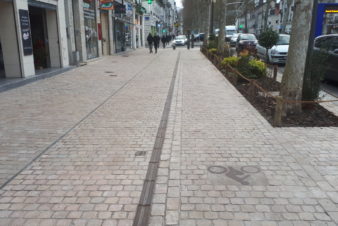Avenue de Grammont, à Tours : vue du trottoir (à gauche) et du nouvel aménagement cyclable (à droite). @CC37