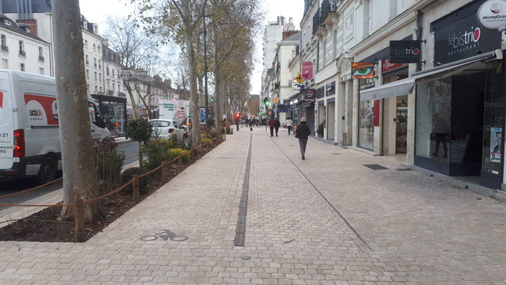 Avenue de Grammont, à Tours : vue du trottoir (à droite) et du nouvel aménagement cyclable (à gauche). @CC37