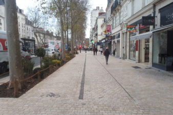 Avenue de Grammont, à Tours : vue du trottoir (à droite) et du nouvel aménagement cyclable (à gauche). @CC37