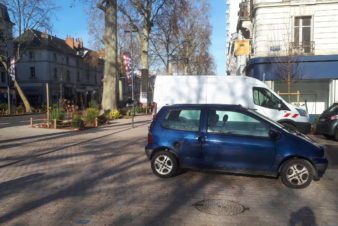 Avenue de Grammont, à Tours : les véhicules motorisés occupent indûment l'espace public. @CC37