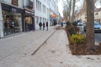 Avenue de Grammont, à Tours : vue du trottoir (à gauche) et du nouvel aménagement cyclable (à droite). @CC37