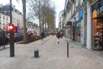 Avenue de Grammont, à Tours : vue du trottoir (à droite) et du nouvel aménagement cyclable (à gauche). @CC37