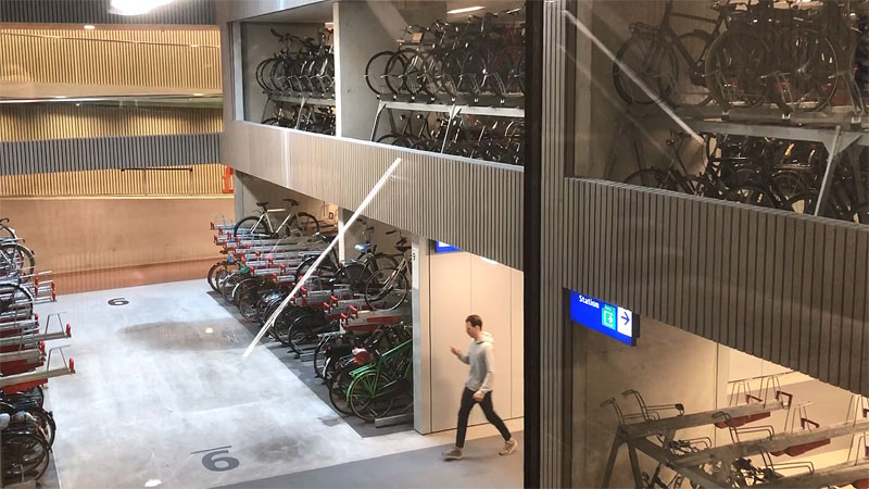 Vue du gigantesque parking à vélos d’Utrecht, 2019. @Mark Wagenbuur