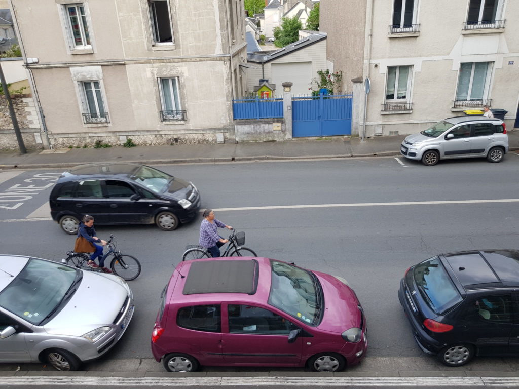 La rue Giraudeau à Tours, le 17 avril 2020 : au moins 10 de largeur de voirie laissée à la seule voiture individuelle... Photo : Collectif Cycliste 37.