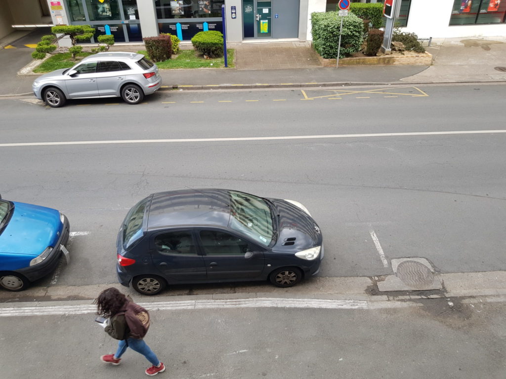 La rue Giraudeau à Tours, au moins 10 de largeur de voirie laissée à la seule voiture individuelle... Photo : Collectif Cycliste 37.