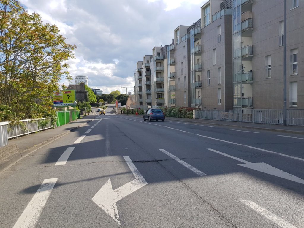 Rue Auguste Chevallier, à Tours : pont au-dessus des voies ferrées (lignes de Tours au Mans et de Tours à Saint-Nazaire) : largeur estimée au moins 10 m. Photo : Collectif Cycliste 37, le 17 avril 2020.