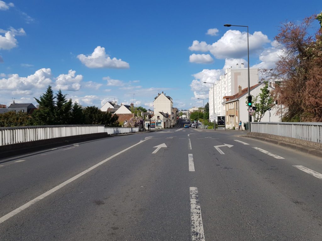 Rue Auguste Chevallier, à Tours : pont au-dessus des voies ferrées (lignes de Tours au Mans et de Tours à Saint-Nazaire) : largeur estimée au moins 10 m. Photo : Collectif Cycliste 37, le 17 avril 2020.