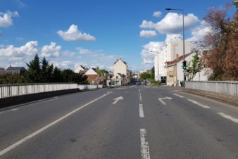 Rue Auguste Chevallier, à Tours : pont au-dessus des voies ferrées (lignes de Tours au Mans et de Tours à Saint-Nazaire) : largeur estimée au moins 10 m. Photo : Collectif Cycliste 37, le 17 avril 2020.