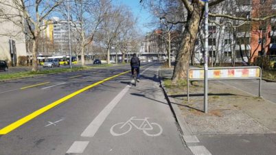 Berlin, Zossenerstrasse, élargissement d’une bande cyclable existante par neutralisation d’une voie de circulation (source RBB24 photo : Patrick Goldstein)