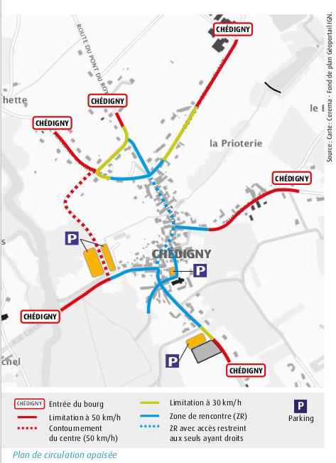 Plan de circulation apaisée du village de Chédigny, Indre-et-Loire. Le choix de l’apaisement de la circulation est immédiatement visible avec le passage du bourg en zone de rencontre (en bleu) et en limitant la traversée du cœur de bourg en véhicules motorisés aux seuls ayant droits (en pointillé bleu). Source : carte : CEREMA. Fonde de carte : Géoportail IGN.