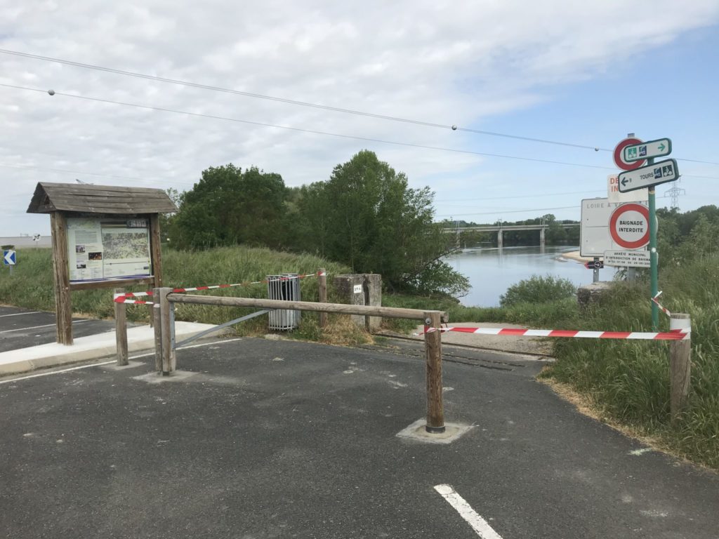 Fermeture de la Loire à vélo par des agents de l'Etat. Source : Préfecture d'Indre-et-Loire.