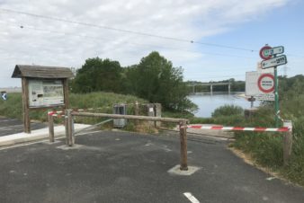 Fermeture de la Loire à vélo par des agents de l'Etat. Source : Préfecture d'Indre-et-Loire.