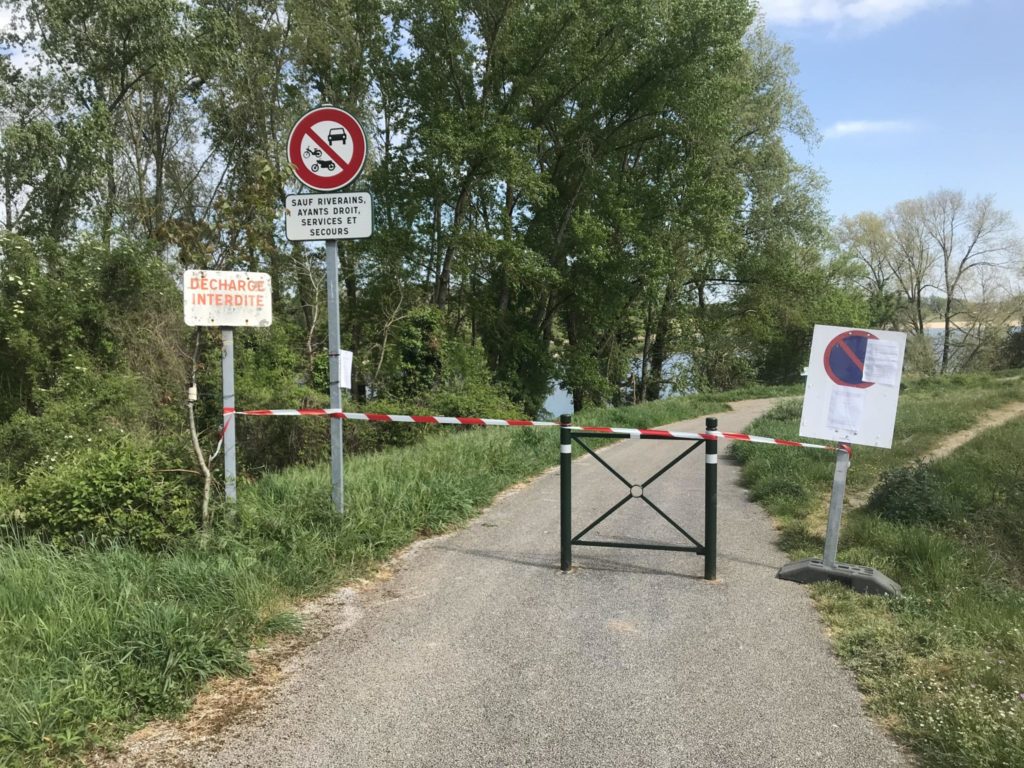 Fermeture de la Loire à vélo par des agents de l'Etat. Source : Préfecture d'Indre-et-Loire.